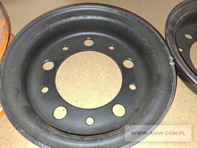 Części zamienne i akcesoria do podnośników spalinowych typu RAK - pakiet zawierający 86 poz. asort. (wg oddzielnego wykazu), w tym m.in.: bęben hamulcowy, obudowa mechanizmu różnicowego, piasty, pompy zębate, rozdzielacze RBS, zwrotnice itp. 